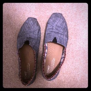 Size 7 1/2 women’s Toms denim shoes with border